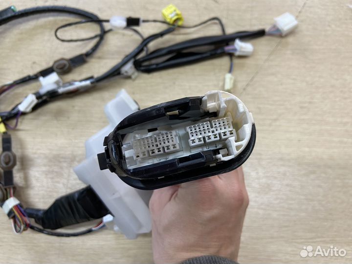 Проводка в переднюю левую дверь Toyota Camry 75