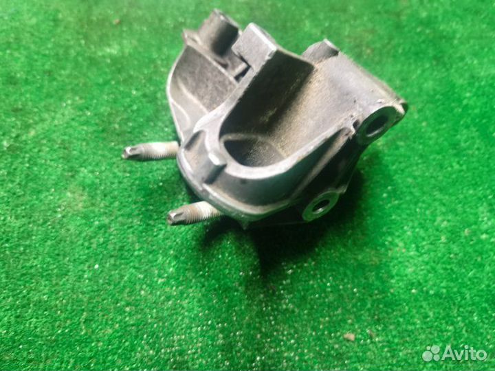 Кронштейн опоры двигателя Volvo S40 II 1.6 2006