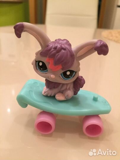 Littlest Pet Shop набор кролик со скейтом