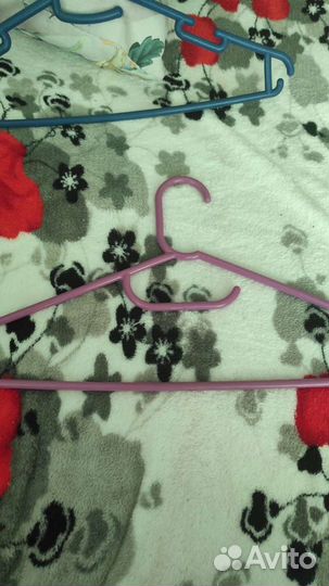 Комплект новых вешалок из 4 штук