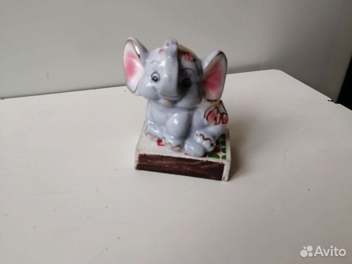 Фигурка маленького слона