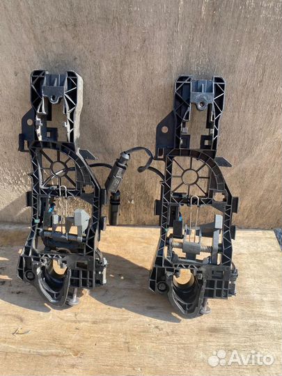 Кронштейн ручки двери левая Volkswagen Passat Cc