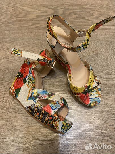 Босоножки разных размеров