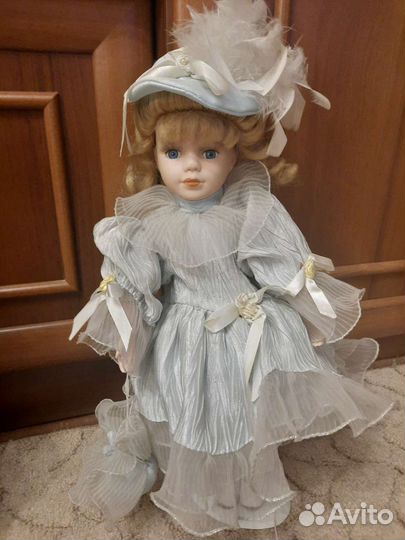 Кукла фарфоровая