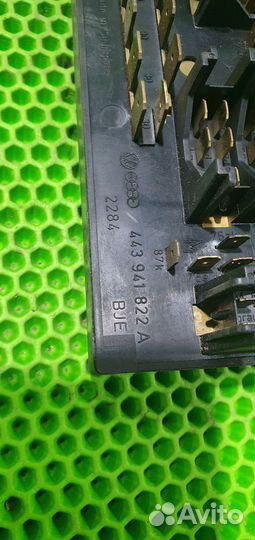 Монтажный блок предохранителей Audi 80 B3