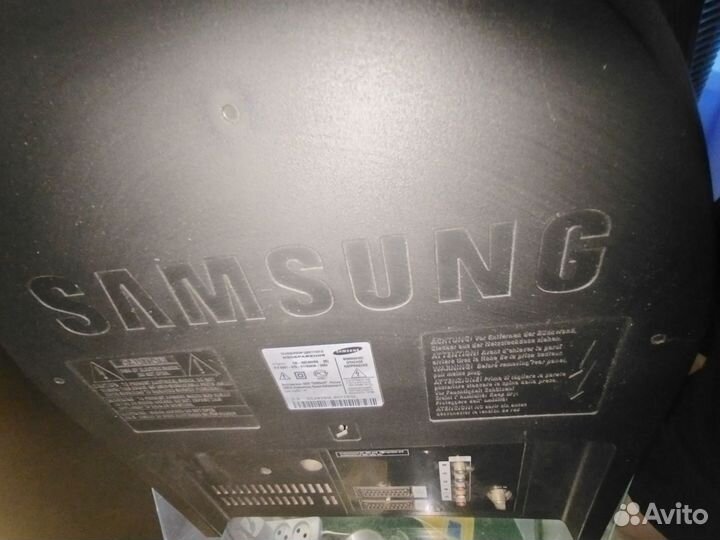 Телевизор Samsung с стеклянной стойкой