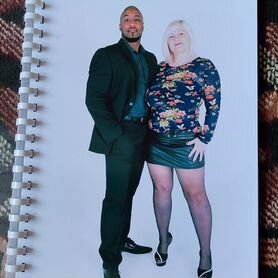 Ол юбкасының астына труси кимейді.