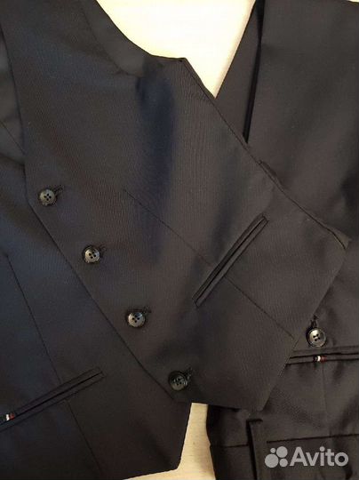 Брюки и жилет + рубашка в подарок состояние новых