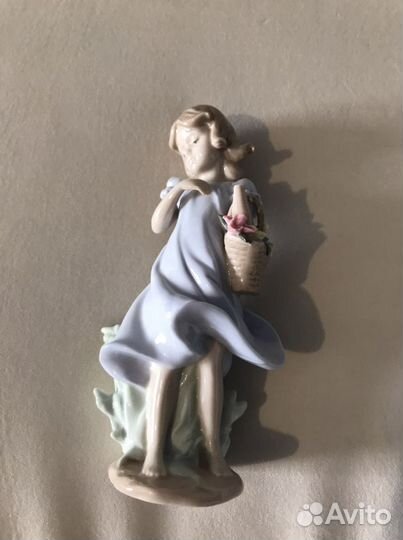 Статуэтка девочка с корзиной цветов