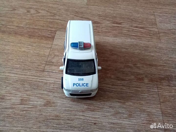 Полицейская авто работает мигалки