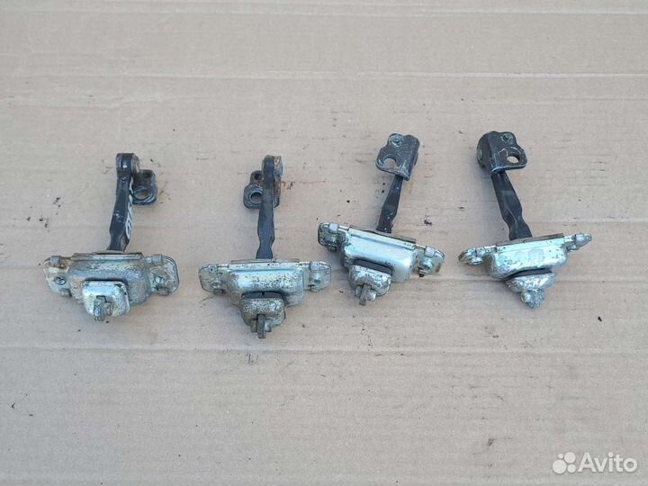 Ограничитель двери передний Kia Spectra 2001-2011