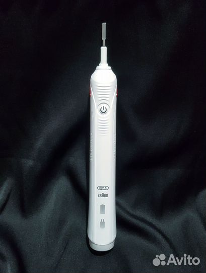 Электрическая зубная щетка Oral-B Pro 2000 (Новая)