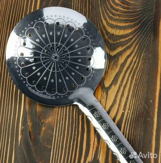 Шумовка большая с деревянной ручкой