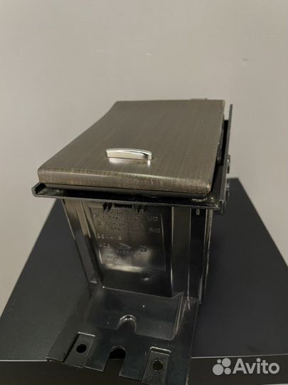 Бардачок центральной консоли Jaguar Xf