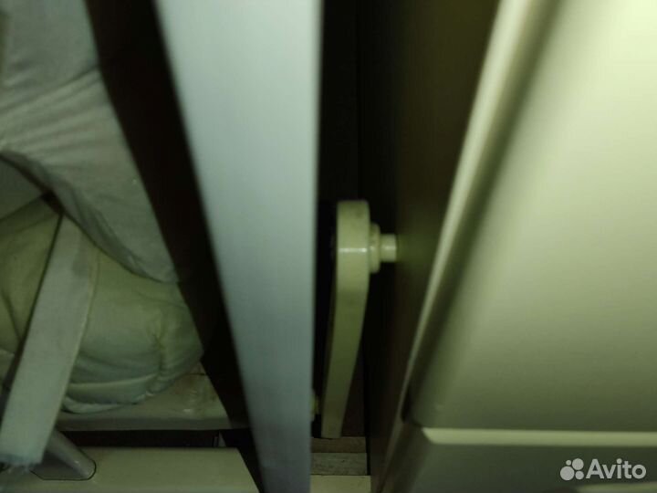 Детская кроватка с маятником и ящиком