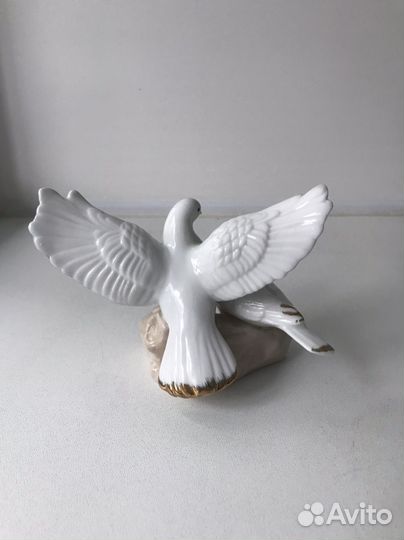 Фарфоровая статуэтка Пара голубей