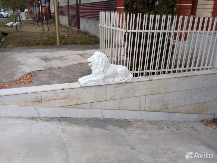 Скульптура лев из бетона