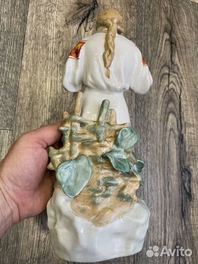 Статуэтка фарфор гадание на ромашке