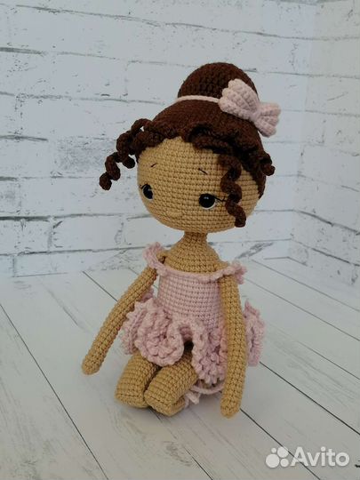 Игрушка вязаная куколка балерина