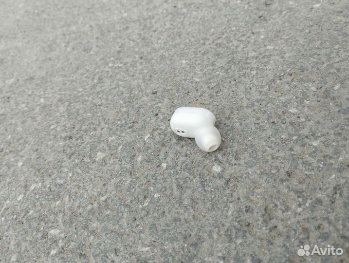 Беспроводной наушник азиата