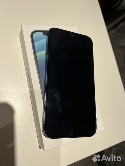 Телефон iPhone 12