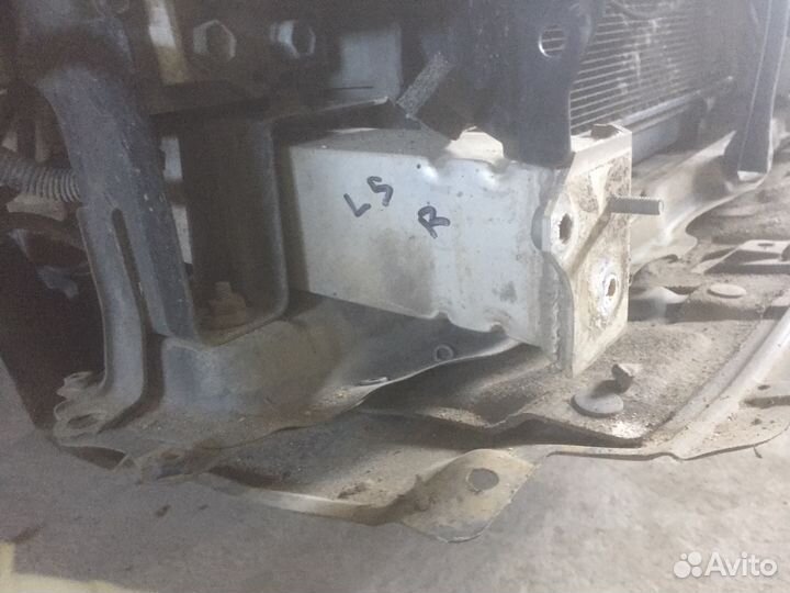 Кронштейн нижнего усилителя бампера правый Lexus L
