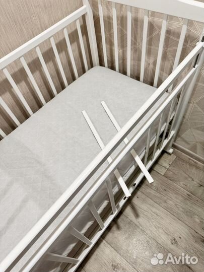 Кроватка для новорожденных с маятником