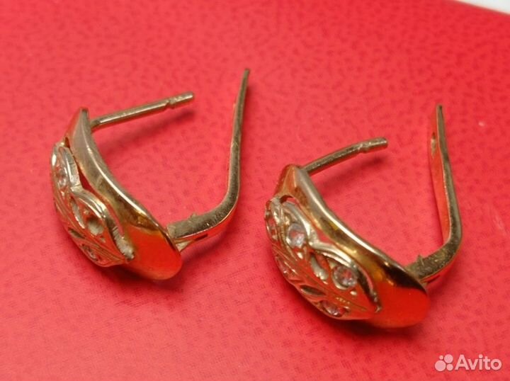Золотые серьги 585 пробы массой 3.9 грамма