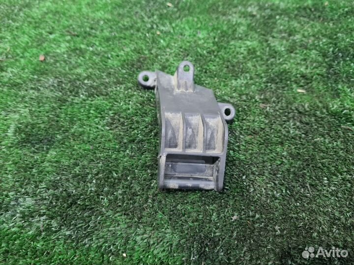 Крепление левой фары Hyundai Solaris 1