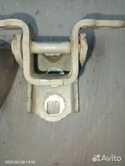 Петля двери передняя правая Renault Megane K4M
