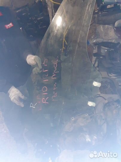 Переднее правое стекло заднее правое стекло на киа