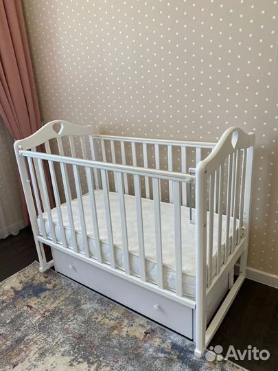 Детская кроватка с маятником