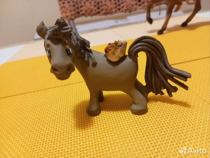 Конь с курицей