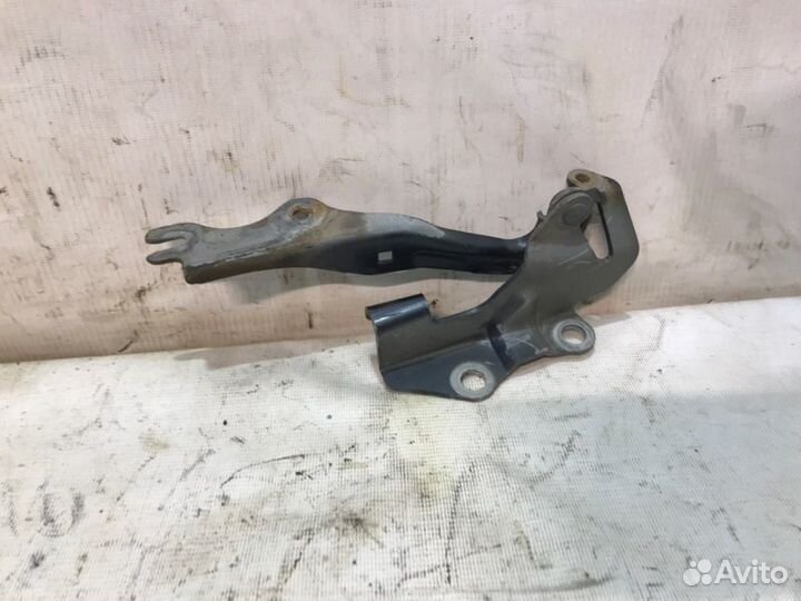 Петля капота передняя левая Mazda 3 седан BK Z6