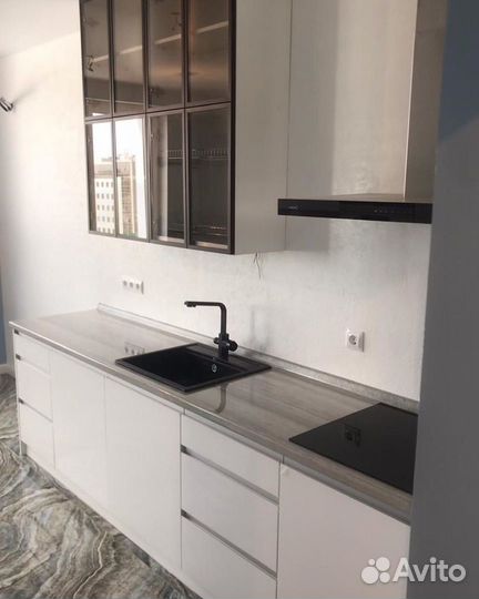 Кухонный гарнитур/ кухня со стеклянными фасадами