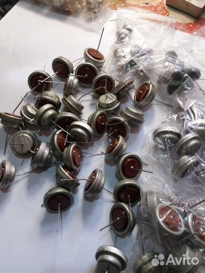 Конденсатор К 52 2 300 мкф и 1000 мкф