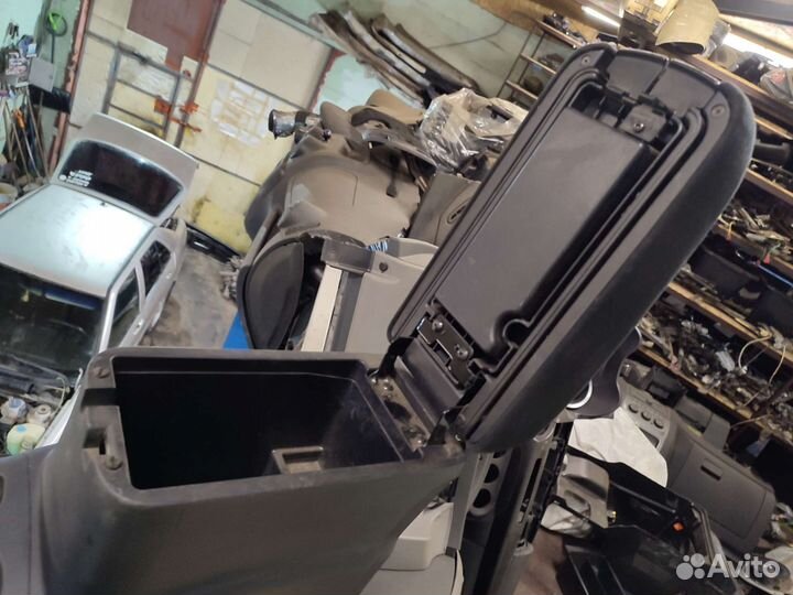 Подлокотник Mitsubishi Outlander XL, Peugeot 4007