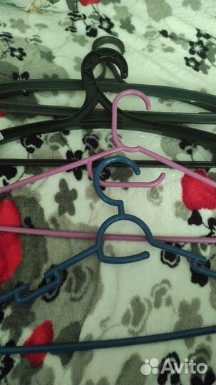 Комплект новых вешалок из 4 штук