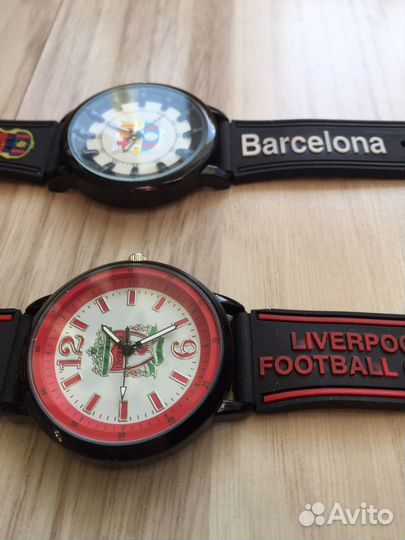 С футбольной символикой часы