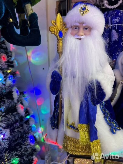 Дед мороз поет и движется