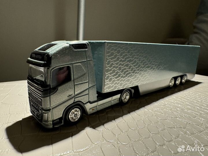 Модель volvo fh globetrotter с полуприцепом 1/87