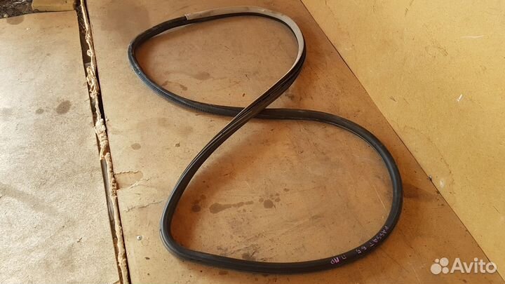 Уплотнитель проема передней правой двери passat B5