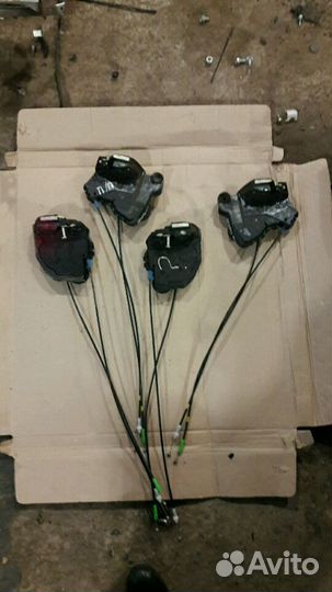 Замок двери передний задний Тойота Аурис Королла