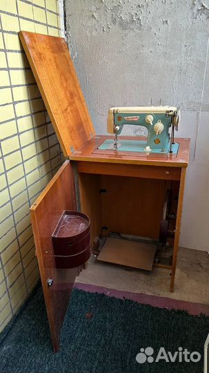 Швейная машина Чайка