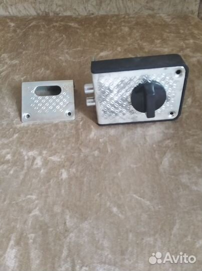 Замок дверной накладной