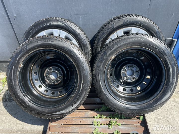 Продаю комплект колес на toyota corolla