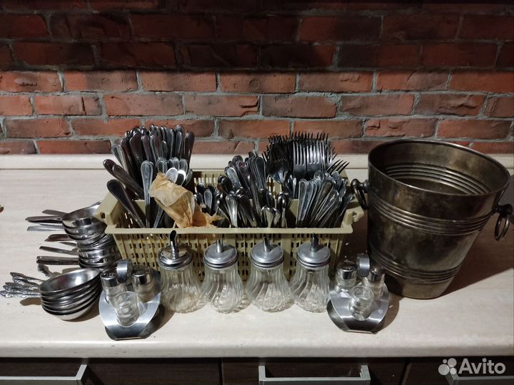 Столовые приборы ножи, вилки, ложки