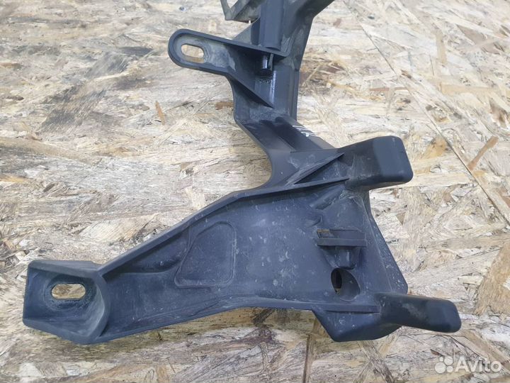 Кронштейн фары правый передний Porsche Cayenne 957