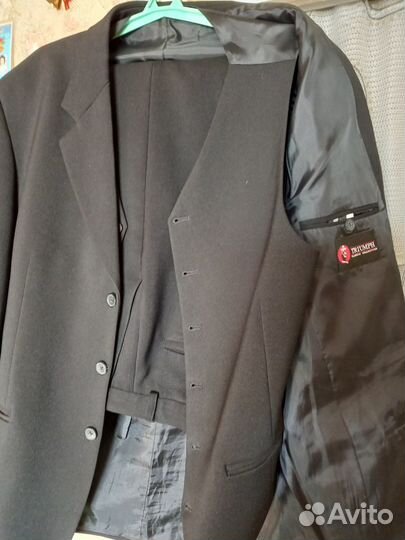 Продаю костюмы