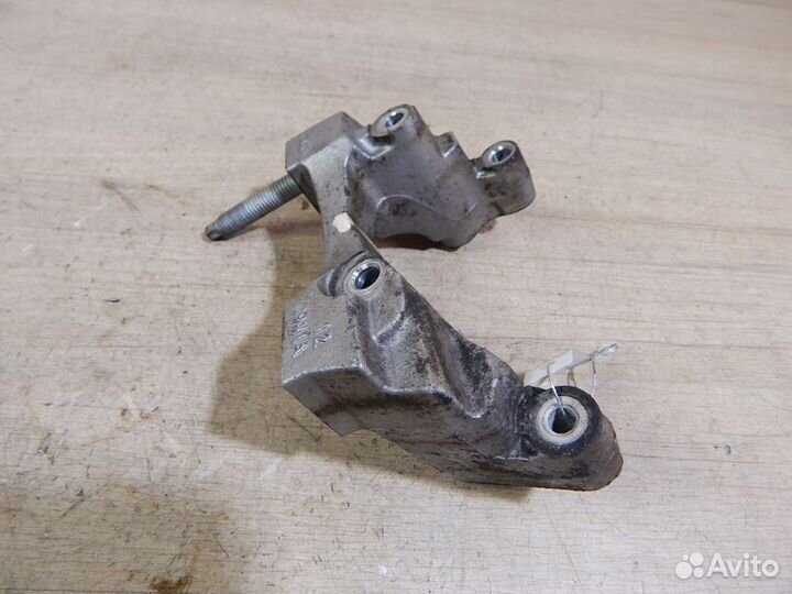 Кронштейн двигателя правый Ford Focus 1 1.8D